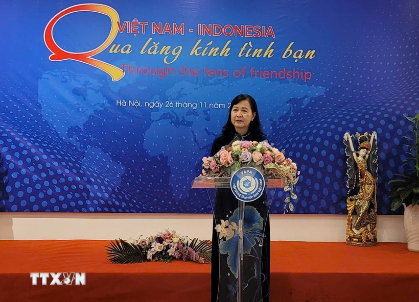 Chủ tịch Hội Nghệ sỹ Nhiếp ảnh Việt Nam Trần Thị Thu Đông phát biểu khai mạc. (Ảnh: Phương Thanh/TTXVN)