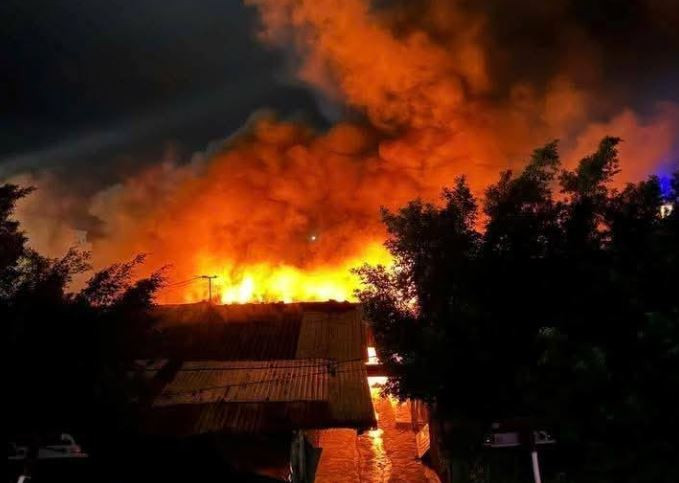 Gia Lai: Cháy lớn thiêu rụi hàng chục gian hàng tại chợ Bình Dương Lửa bốc cao hàng chục mét, kèm theo nhiều tiếng nổ lớn khiến người dân xung quanh hoảng sợ. (Nguồn: Facebook Bình Định Thông Tin)