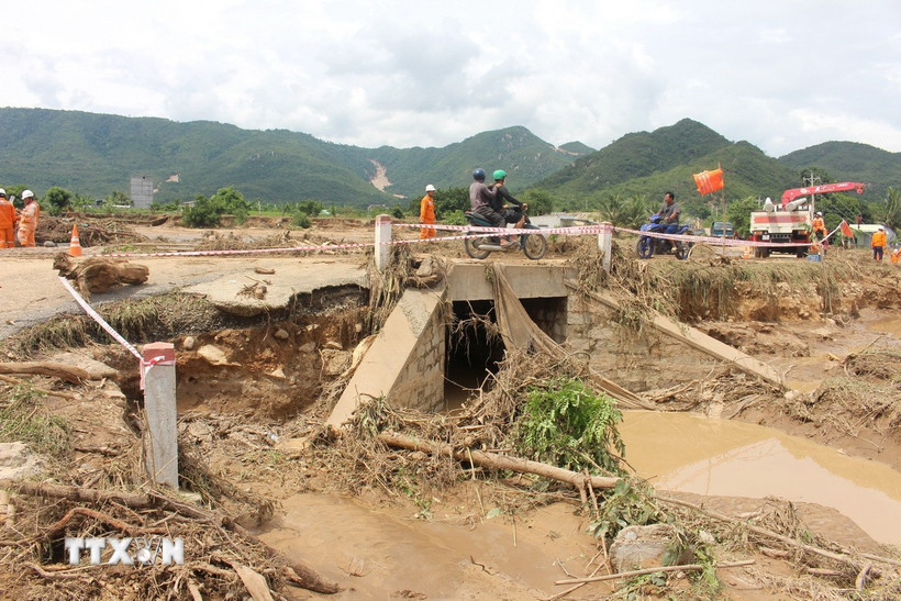 Hiện trường nước lũ gây thiệt hại do vỡ hồ chứa tại xã Tuy Phong (Lâm Đồng). (Ảnh: Nguyễn Thanh/TTXVN)
