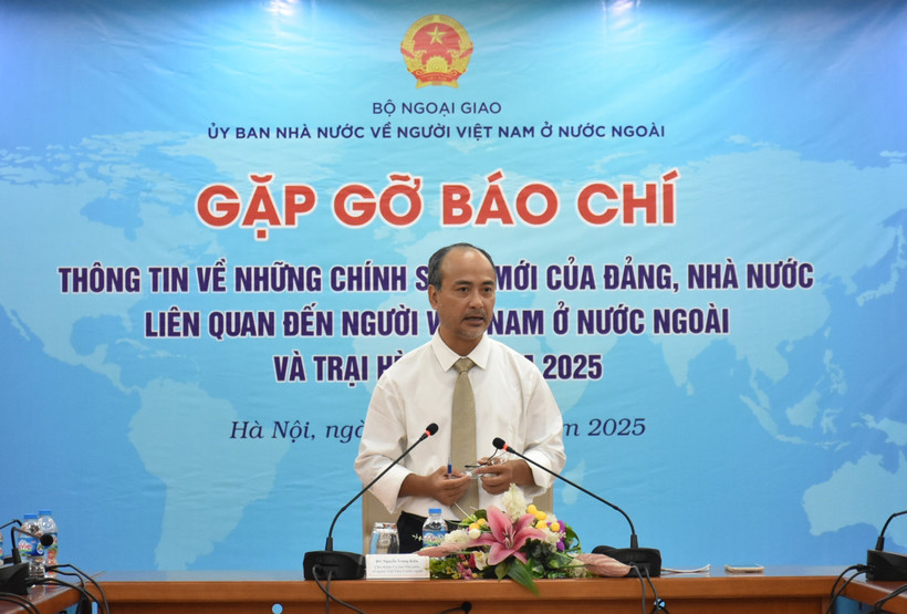 Chủ nhiệm Ủy ban Nhà nước về người Việt Nam ở nước ngoài Nguyễn Trung Kiên thông tin tại buổi họp báo. (Ảnh: Diệp Trương/TTXVN)