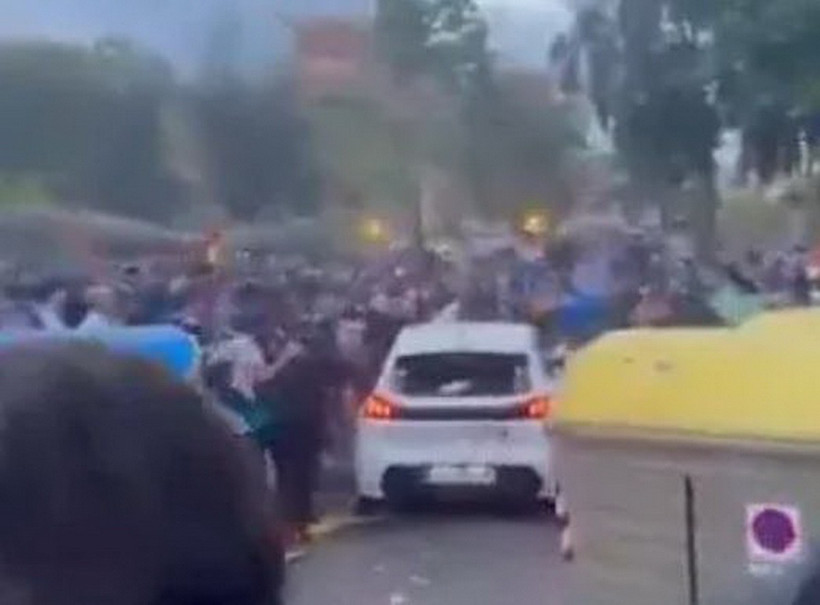 Ít nhất 13 người bị thương khi một ôtô mất lái lao vào đám đông tụ tập bên ngoài sân vận động ở thành phố Barcelona. (Nguồn: Metro)