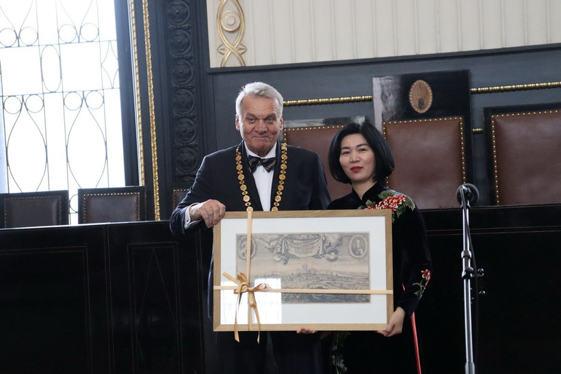 Phó Chủ tịch Thường trực Hội đồng Nhân dân thành phố Hà Nội và Thị trưởng Prague Bohuslav Svoboda. (Ảnh: Ngọc Long/TTXVN)