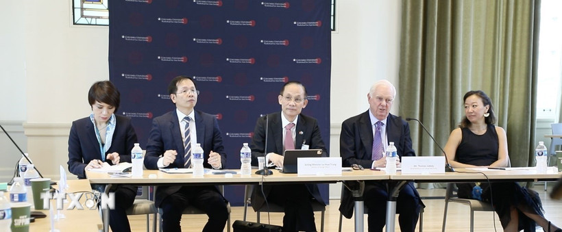 Quyền Bộ trưởng Bộ Ngoại giao Lê Hoài Trung (giữa) tham dự Bàn tròn Đối thoại Chính sách do Viện Đông Á Weatherhead tổ chức. (Ảnh: Thanh Tuấn/TTXVN)