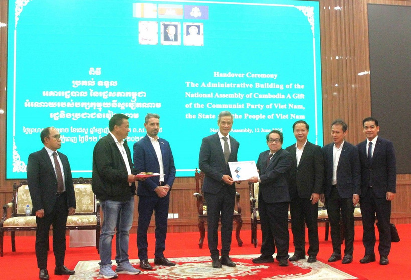 Đại sứ Việt Nam tại Campuchia Nguyễn Minh Vũ (thứ tư, từ trái sang) thực hiện nghi thức bàn giao công trình cho Tổng Thư ký Quốc hội Campuchia Leng Peng Long. (Ảnh: Hoàng Minh/TTXVN)