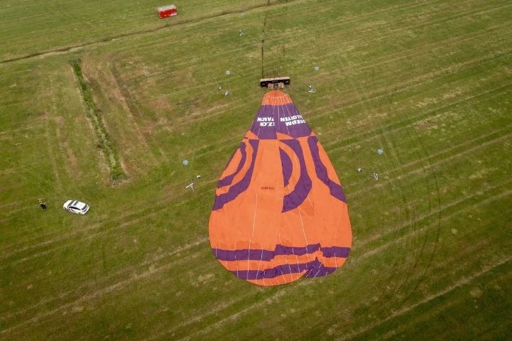 Nhà chức trách cho biết thêm gió thổi rất mạnh khiến khinh khí cầu rơi mạnh xuống đất. (Nguồn: APA)