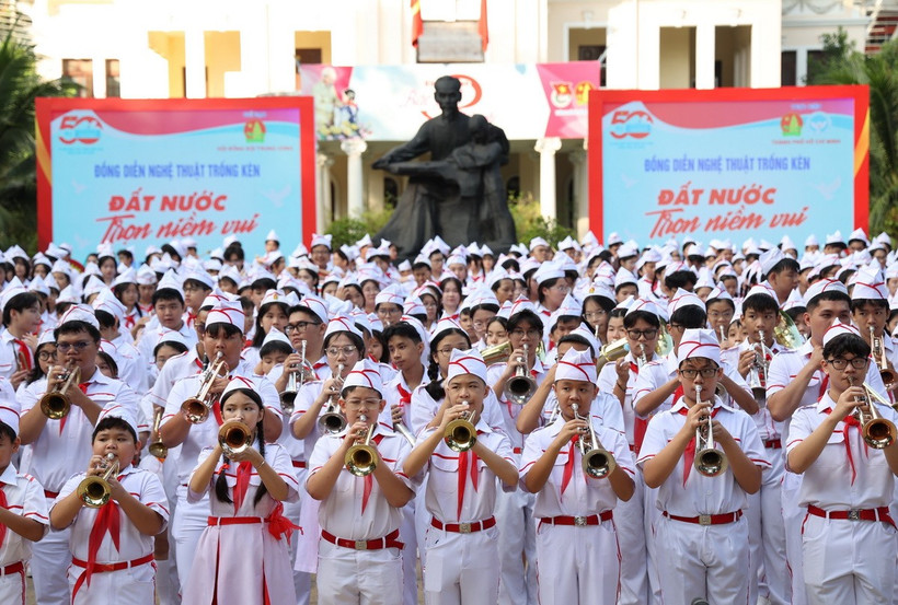 Các đội viên thể hiện kỹ năng thổi kèn nhuần nhuyễn tại buổi đồng diễn. (Ảnh: Thu Hương/TTXVN)