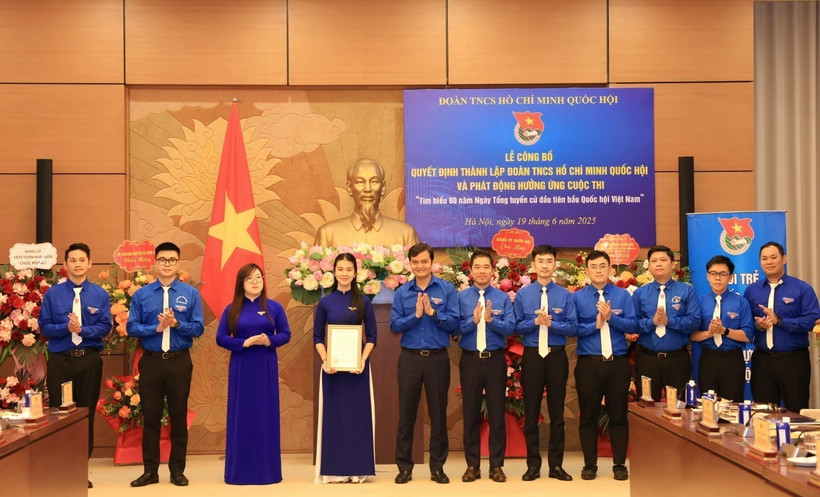 Ủy viên Dự khuyết Ban chấp hành Trung ương Đảng, Bí thư Thứ Nhất Ban chấp hành Trung ương Đoàn Thanh niên Cộng sản Hồ Chí Minh Bùi Quang Huy trao Quyết định Thành lập Đoàn Thanh niên Cộng sản Hồ Chí Minh Quốc hội. (Ảnh: Tuấn Anh/TTXVN)