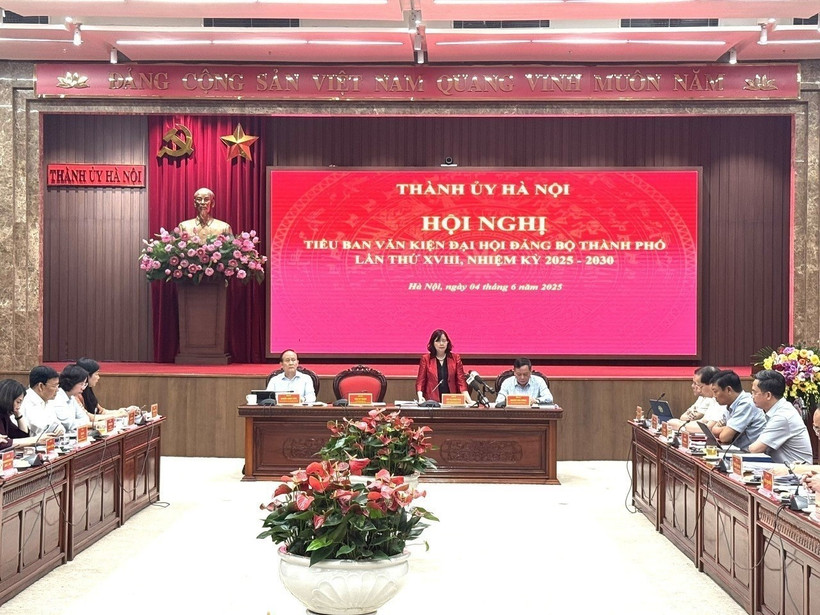 Bí thư Thành ủy Hà Nội Bùi Thị Minh Hoài phát biểu tại hội nghị. (Ảnh: Quốc Lũy/TTXVN)