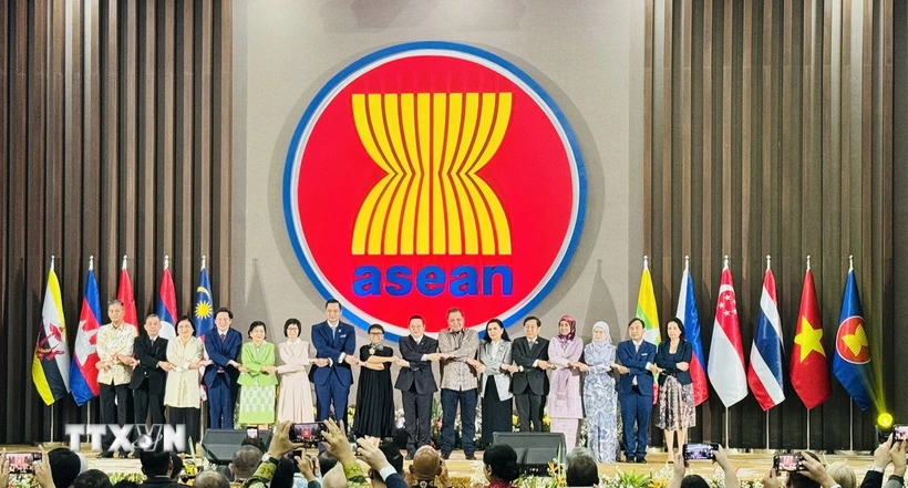 Tổng Thư ký ASEAN, Tiến sỹ Kao Kim Hourn và Đại sứ Phái đoàn thường trực các nước tại ASEAN. (Ảnh: Đỗ Quyên/TTXVN)