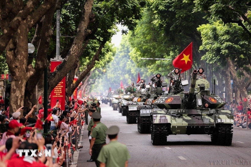 Khối xe Tăng thiết giáp diễu binh trên phố Trần Phú (Hà Nội) trong sự chào đón nồng nhiệt của người dân và du khách trong dịp Đại lễ Quốc khánh 2/9. (Ảnh: Lê Đông/TTXVN)