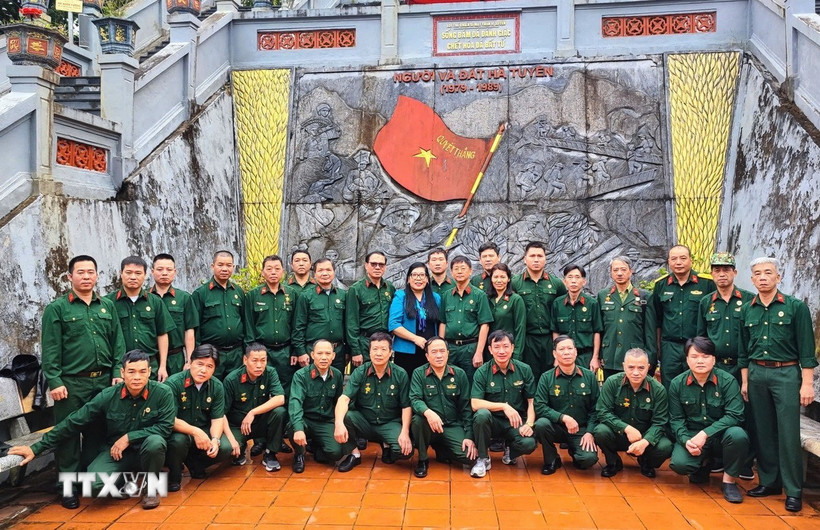 Hội Cựu chiến binh TTXVN chụp ảnh lưu niệm tại Đài tưởng niệm các Anh hùng Liệt sỹ điểm cao 468 (thôn Nặm Ngặt, xã Thanh Thủy, tỉnh Tuyên Quang). (Ảnh: Minh Tâm/TTXVN)