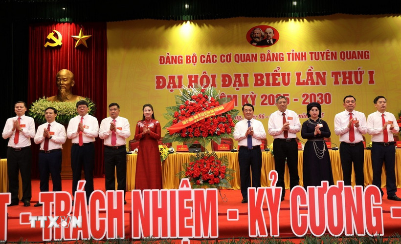 Đồng chí Hầu A Lềnh, Ủy viên Trung ương Đảng, Bí thư Tỉnh ủy Tuyên Quang tặng hoa chúc mừng Đại hội Đảng bộ các cơ quan Đảng tỉnh Tuyên Quang lần thứ nhất, nhiệm kỳ 2025-2030. (Ảnh: Minh Tâm/TTXVN)