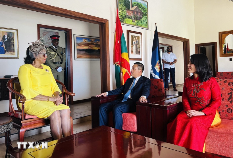 Toàn quyền Grenada Cecile La Grena tiếp Đại sứ Việt Nam tại Venezuela kiêm nhiệm Grenada Vũ Trung Mỹ và phu nhân. (Nguồn: ĐSQ cung cấp)
