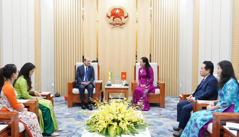 Bí thư Tỉnh ủy Quảng Ngãi Bùi Thị Quỳnh Vân tiếp Đại sứ Ấn Độ Sandeep Arya. (Ảnh: TTXVN phát)