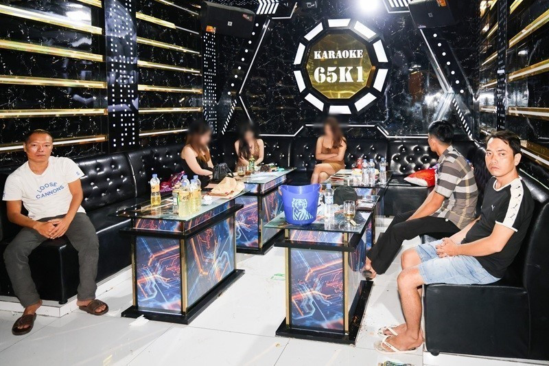 Các đối tượng bị lực lượng chức năng phát hiện khi đang tổ chức sử dụng trái phép chất ma túy trong quán karaoke 65K1. (Ảnh: TTXVN phát)