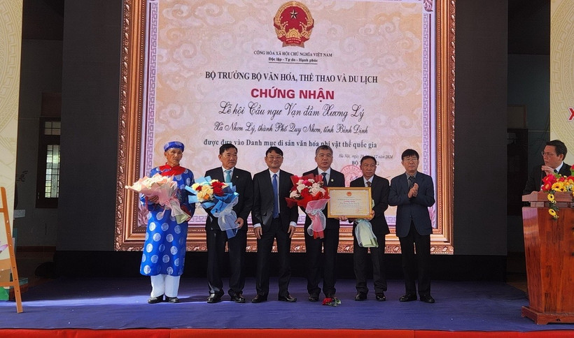 Lãnh đạo Cục di sản văn hóa trao Bằng chứng nhận Di sản Văn hóa Phi Vật thể “Lễ hội cầu ngư vạn đầm Xương Lý” cho lãnh đạo Ủy ban Nhân dân thành phố Quy Nhơn. (Ảnh: Sỹ Thắng/TTXVN)