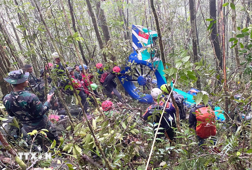 Lực lượng tìm kiếm, cứu hộ quốc gia Indonesia tại hiện trường tai nạn trực thăng ở tỉnh Nam Kalimantan, ngày 3/9/2025. (Nguồn: THX/TTXVN)