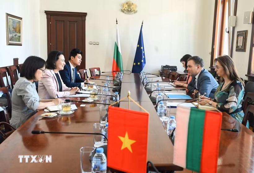Đại sứ Việt Nam tại Bulgaria Nguyễn Thị Minh Nguyệt đã có cuộc gặp và làm việc với Bộ trưởng Tư pháp Bulgaria Nikolay Naydenov. (Ảnh TTXVN phát)