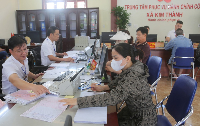 Hướng dẫn người dân cập nhật thông tin về đất đai tại Trung tâm Phục vụ Hành chính công xã Kim Thành. (Ảnh: Minh Thu/TTXVN)