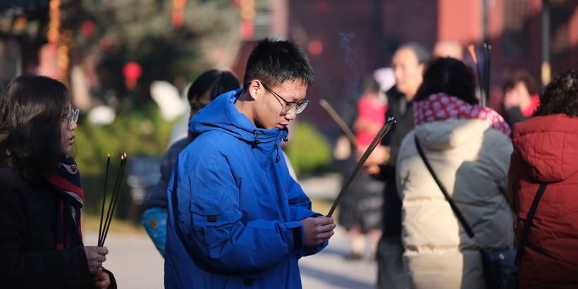 Nhiều người trẻ Trung Quốc tìm đến chùa để tìm kiếm sự bình an. (Nguồn: Sixthtone)