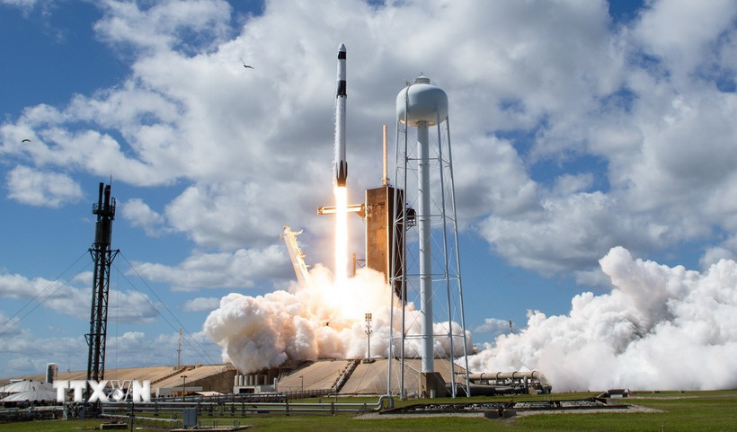 Tên lửa đẩy Falcon 9 mang theo tàu vũ trụ Crew Dragon rời bệ phóng tại Trung tâm vũ trụ Kennedy ở Florida, Mỹ. (Ảnh: THX/TTXVN)