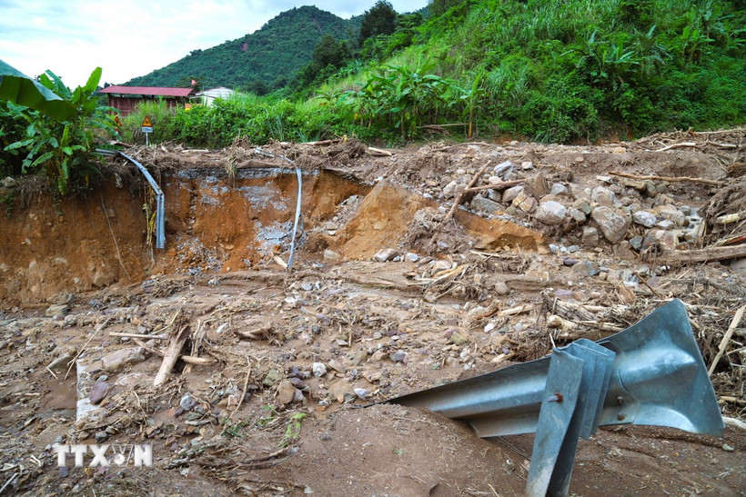 Một đoạn cua, dốc trên quốc lộ 16 (đoạn thuộc bản Hòa Lý, xã Mỹ Lý) bị mưa, lũ ống, lũ quét tàn phá nghiêm trọng. (Ảnh: Xuân Tiến/TTXVN)