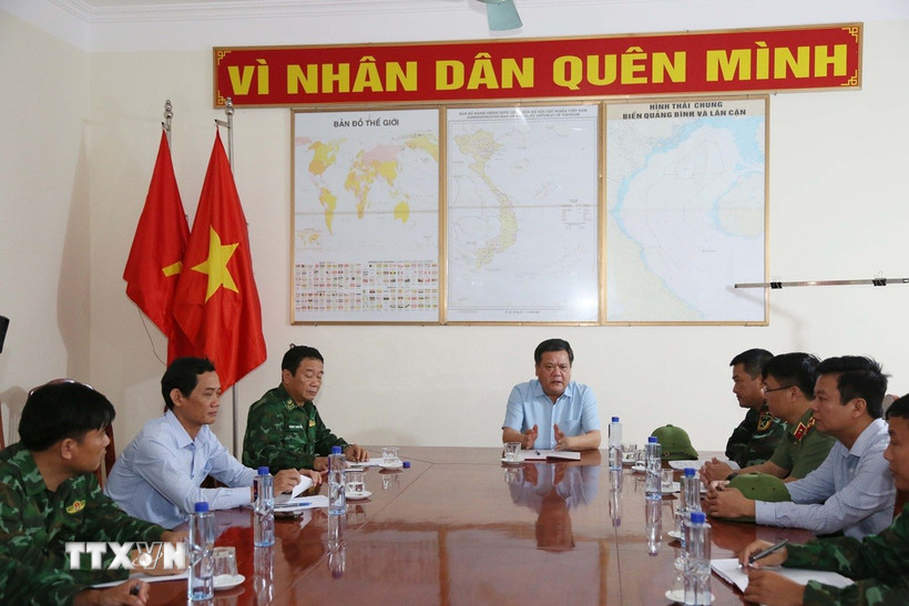 Chủ tịch Ủy ban Nhân dân tỉnh Quảng Trị Trần Phong chủ trì họp Ban chỉ đạo khẩn trương tìm kiếm các thuyền viên mất tích. (Ảnh: Tá Chuyên/TTXVN)