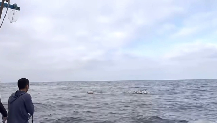 Khu vực tàu cá QNg-95039 TS bị chìm. (Ảnh: TTXVN phát)