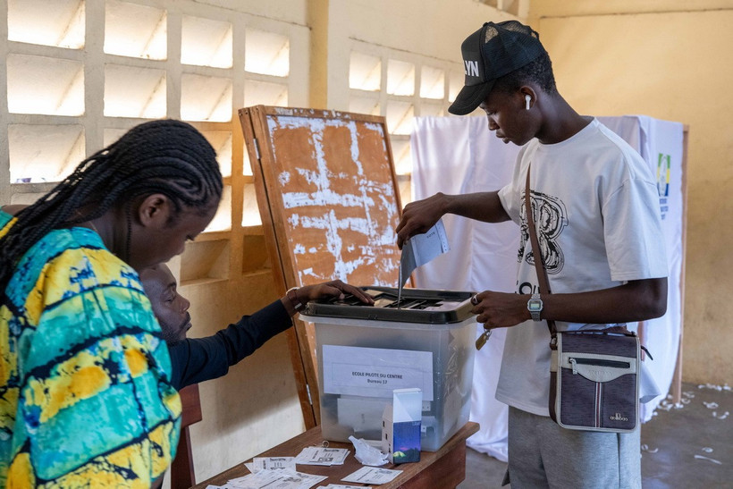 Cử tri bỏ phiếu bầu tổng thống tại điểm bầu cử ở Libreville, Gabon ngày 12/4/2025. (Ảnh: THX/TTXVN)