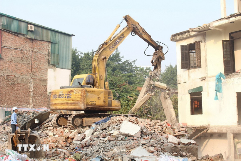 Lực lượng chức năng phường Láng bắt đầu cưỡng chế giải phóng mặt bằng khu vực đường từ Đê La Thành vào Bệnh viện Nhi Trung ương. (Ảnh: Nguyễn Thắng/TTXVN)