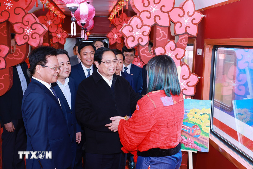 Thủ tướng Phạm Minh Chính kiểm tra chất lượng phục vụ hành khách trên tuyến đường sắt du lịch cao cấp. (Ảnh: Dương Giang/TTXVN)