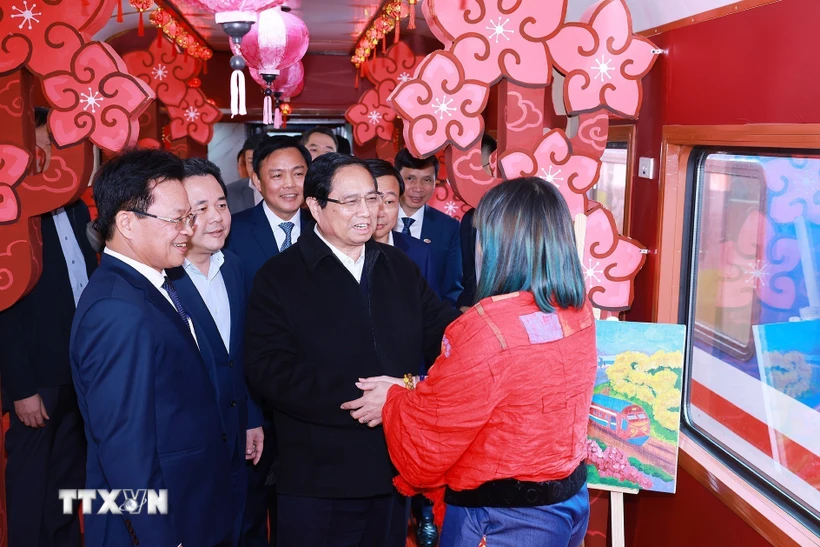 Thủ tướng Phạm Minh Chính kiểm tra chất lượng phục vụ hành khách trên tuyến đường sắt du lịch cao cấp. (Ảnh: Dương Giang/TTXVN)