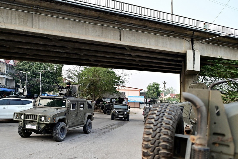 Binh sỹ Thái Lan tuần tra gần cửa khẩu Tak ở huyện Mae Sot, biên giới với Myanmar ngày 11/4/2024. (Ảnh: AFP/TTXVN)