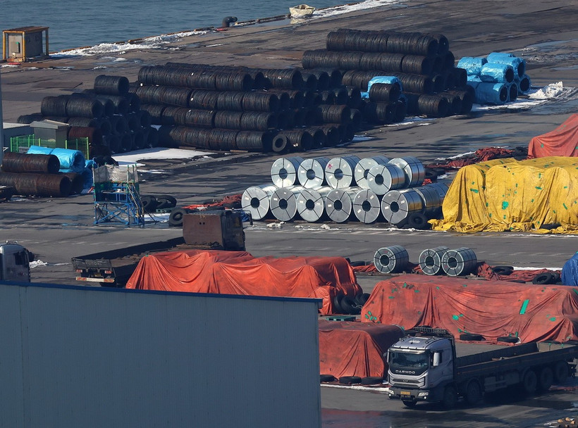 Thép chờ xuất khẩu tại cảng ở Pyeongtaek, phía nam thủ đô Seoul, Hàn Quốc. (Ảnh: Yonhap/TTXVN)