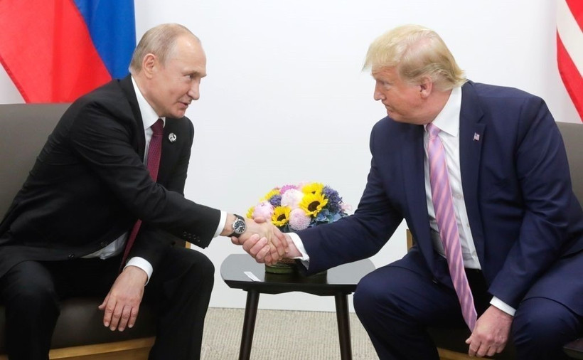 Tổng thống Nga Vladimir Putin (trái) và Tổng thống Mỹ Donald Trump tại cuộc gặp ở Osaka, Nhật Bản ngày 28/6/2019. (Ảnh: Getty Images/TTXVN)