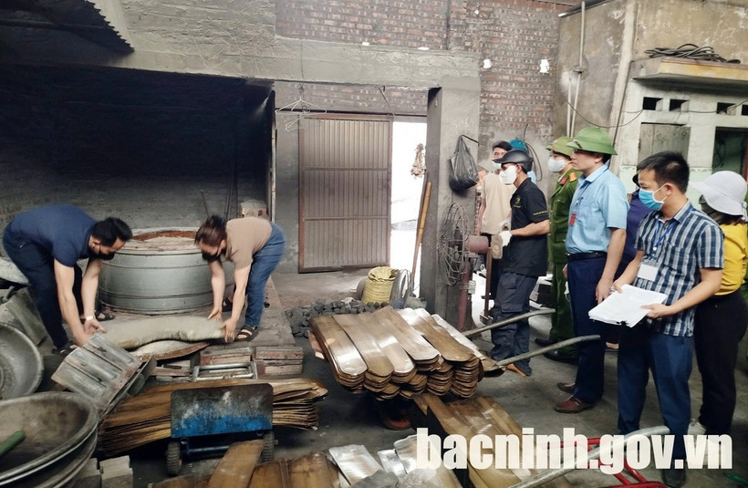 Đoàn kiểm tra liên ngành của huyện Gia Bình kiểm tra, tuyên truyền các cơ sở sản xuất vi phạm tự nguyện tháo dỡ lò đốt, ống khói. (Nguồn: Cổng Thông tin điện tử tỉnh Bắc Ninh)