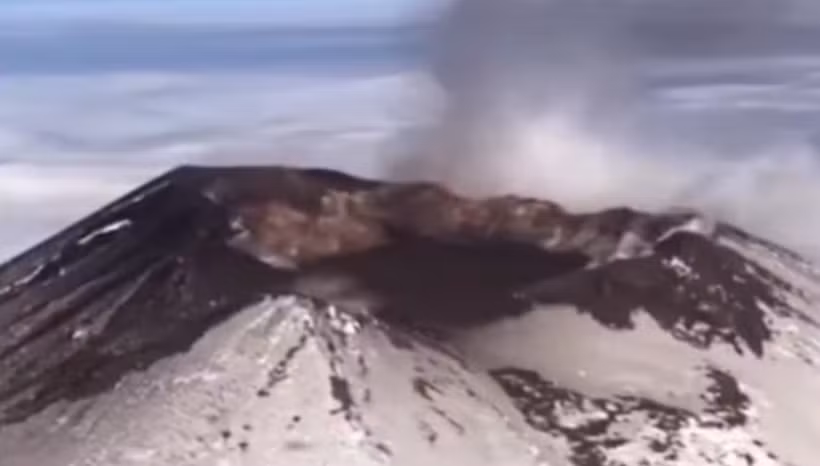 Núi lửa Klyuchevskoy ở bán đảo Kamchatka vùng Viễn Đông đã phun trào sau trận động đất có độ lớn 8,8 ở ngoài khơi bán đảo này. (Nguồn: Firstpost)
