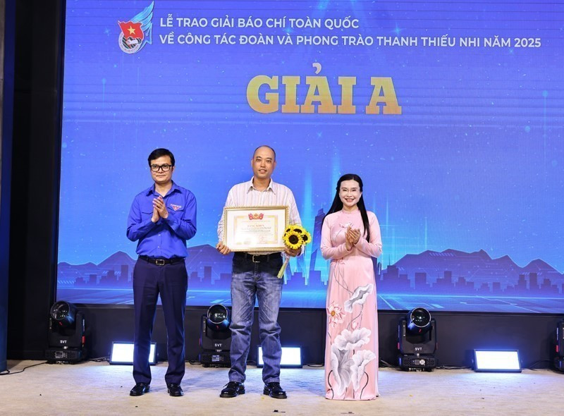 Bí thư thứ nhất Trung ương Đoàn Bùi Quang Huy trao giải A thể loại Ảnh báo chí cho tác giả Vũ Minh Đức với tác phẩm “Những thầy, cô giáo trẻ gieo chữ nơi vùng cao biên giới Sơn La” của đơn vị Thông tấn xã Việt Nam. (Ảnh: TTXVN phát)