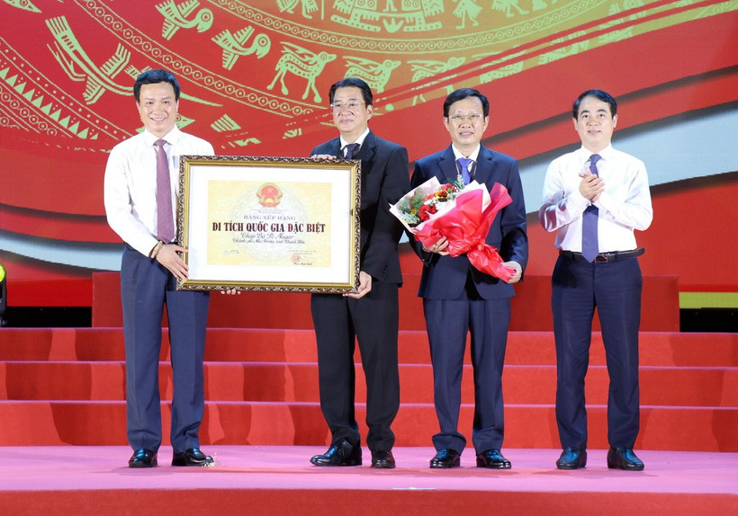 Trao Bằng xếp hạng Di tích Kiến trúc Nghệ thuật Quốc gia Đặc biệt Tháp Bà Pô Nagar cho đại diện lãnh đạo tỉnh Khánh Hòa. (Ảnh: Nguyễn Thành/TTXVN)