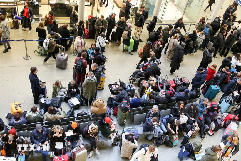 Hành khách mắc kẹt tại nhà ga ở London, Anh, sau khi các chuyến tàu Eurostar bị hủy. (Ảnh: THX/TTXVN)