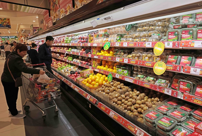 Khách chọn mua trái cây tại siêu thị Aeon Long Biên, Hà Nội. (Ảnh: Trần Việt/TTXVN)