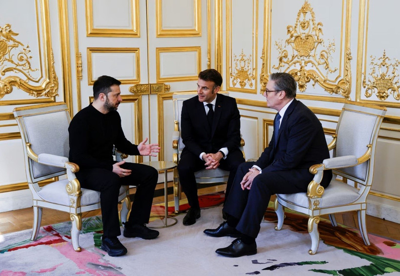 (Từ trái sang) Tổng thống Ukraine Volodymyr Zelenskiy, Tổng thống Pháp Emmanuel Macron và Thủ tướng Anh Keir Starmer trong cuộc gặp bên lề hội nghị thượng đỉnh “Liên minh tự nguyện" ở Paris (Pháp) ngày 27/3/2025. (Ảnh: REUTERS/TTXVN)