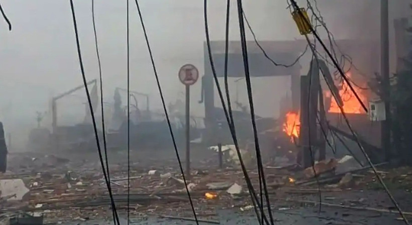 Khi rơi, chiếc máy bay bị nạn va chạm với ống khói của một ngôi nhà 2 tầng trước khi đâm vào một cửa hàng nội thất và bốc cháy. (Nguồn: DW)