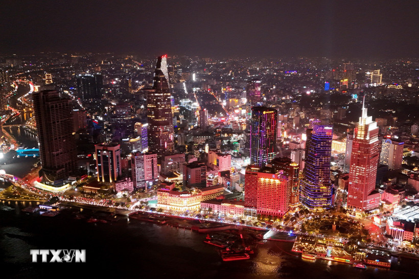 Toàn cảnh trung tâm Thành phố Hồ Chí Minh rực sắc Đỏ bên sông Sài Gòn hướng về Đại hội XIV. (Ảnh: Hồng Đạt/TTXVN)