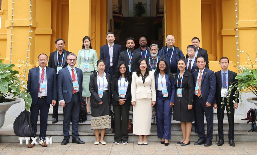 Thứ trưởng Ngoại giao Lê Thị Thu Hằng tiếp đoàn phóng viên nước ngoài đưa tin Đại hội Đảng lần thứ XIV. (Nguồn: TTXVN phát)