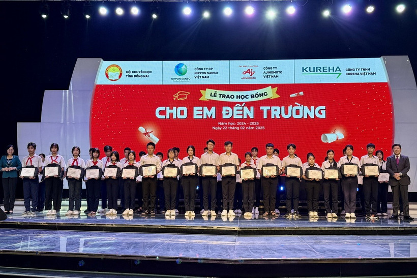 400 học sinh có hoàn cảnh khó khăn tại Đồng Nai được nhận học bổng "Cho em đến trường." (Ảnh: Lê Xuân/TTXVN)