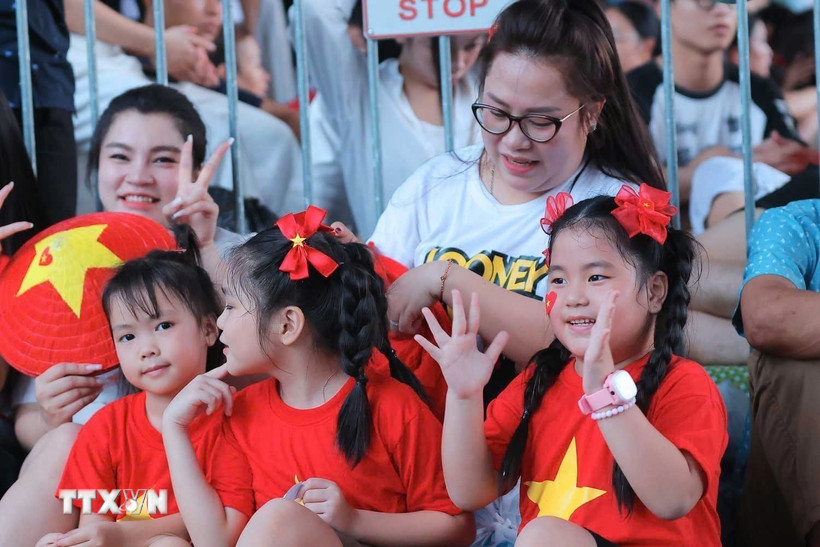 Người dân chờ đón đoàn diễu binh, diễu hành. (Ảnh: Hoàng Hiếu/TTXVN)