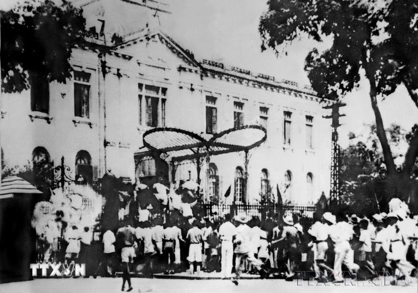 Ngày 19/8/1945, sau cuộc mít tinh tại Quảng trường Nhà hát Lớn, quần chúng nhân dân Thủ đô đã đánh chiếm Bắc Bộ phủ, cơ quan đầu não của chính quyền tay sai Pháp ở Bắc Bộ. Cách mạng tháng Tám là một bài học lịch sử, mở ra một thời đại mới ở Việt Nam, thời đại nhân dân Việt Nam làm chủ đất nước, làm chủ vận mệnh của chính mình. (Nguồn: TTXVN)
