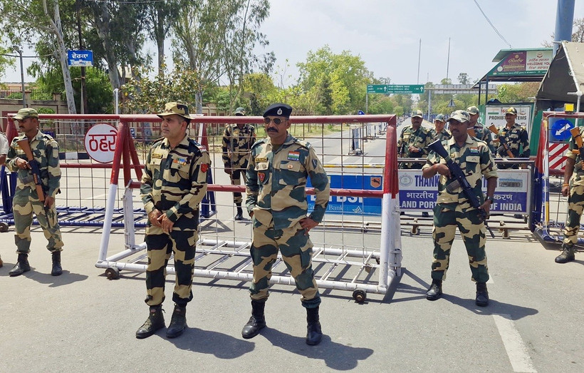 Lực lượng an ninh Ấn Độ gác tại điểm kiểm soát ở Amritsar, bang Punjab, Ấn Độ. (Ảnh: ANI/TTXVN)