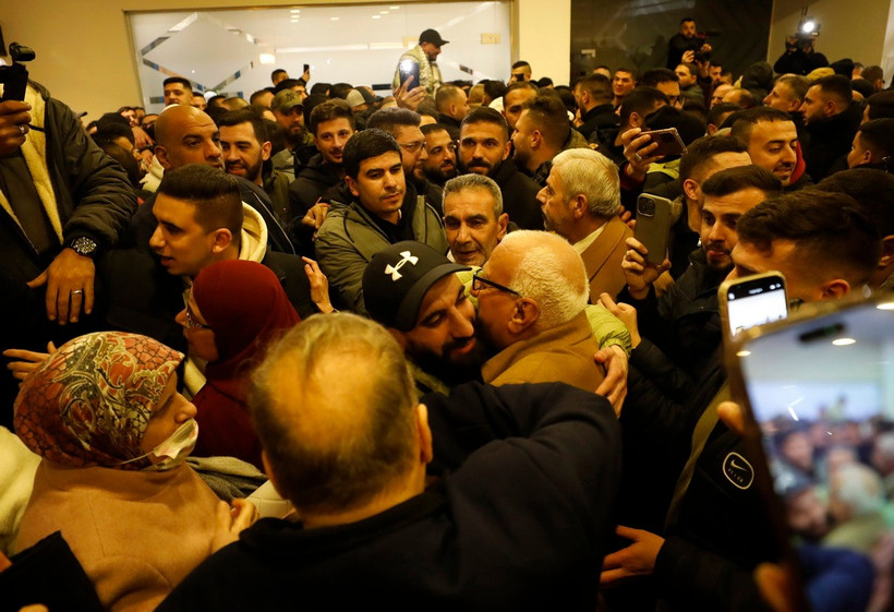 Tù nhân Palestine đoàn tụ với người dân sau khi được trả tự do, tại Ramallah, Bờ Tây, ngày 27/2/2025. (Ảnh: THX/TTXVN)